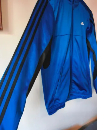 Chaqueta deportiva Adidas azul y negra Sólo envío