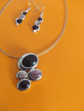 Conjunto collar y pendientes morados