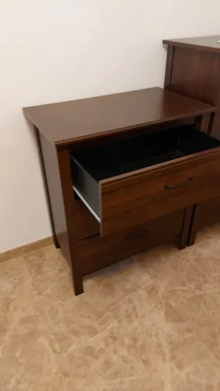 Cómoda 3 cajones madera oscura IKEA