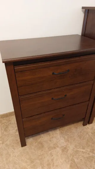 Cómoda 3 cajones madera oscura IKEA