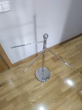 Toallero de pie plateado