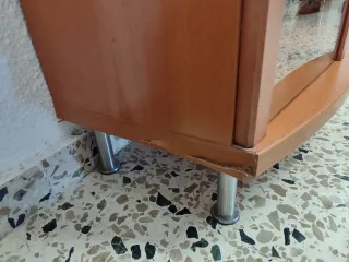 Vitrina de madera color cerezo