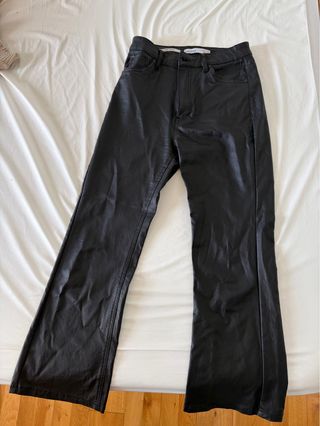 Pantalones efecto cuero Bershka negros