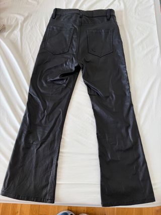 Pantalones efecto cuero Bershka negros