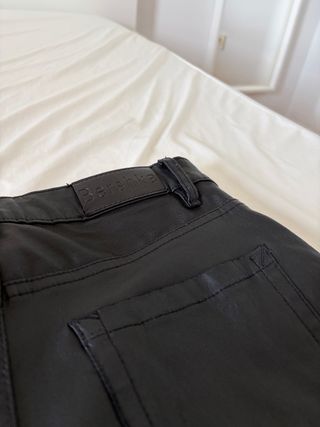 Pantalones efecto cuero Bershka negros