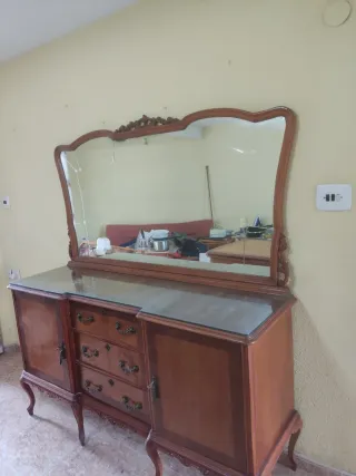 Aparador antiguo de madera con espejo