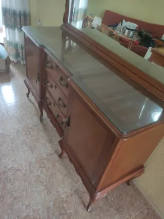 Aparador antiguo de madera con espejo