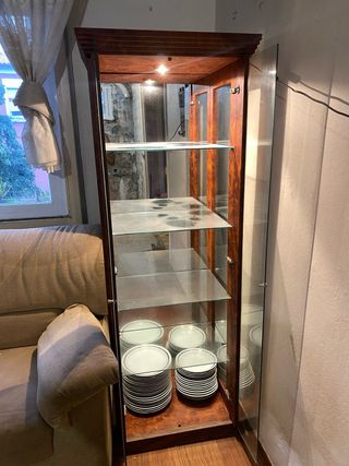 Vitrina de madera con luz