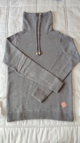 Jersey gris cuello alto con cordones