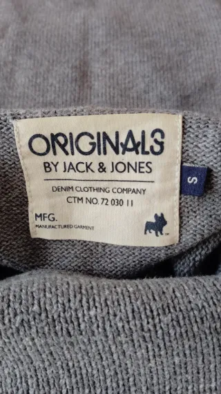 Jersey gris cuello alto con cordones