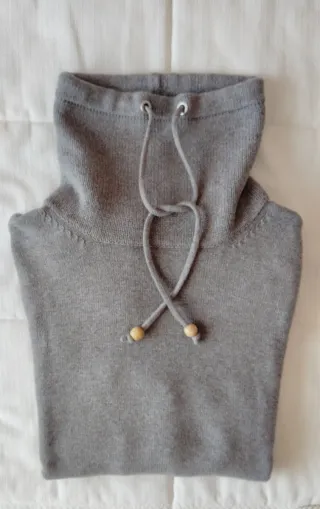 Jersey gris cuello alto con cordones