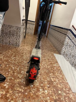 Patinete eléctrico con casco y bolsa