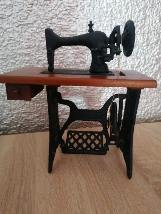 Máquina de coser decorativa vintage