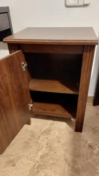 Mesita de noche de madera