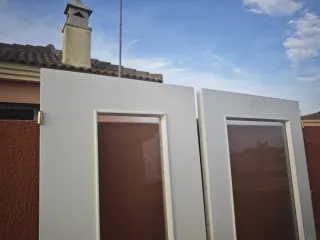 Puertas dobles de salón blancas