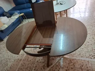 Mesa de comedor antigua de madera y cristal
