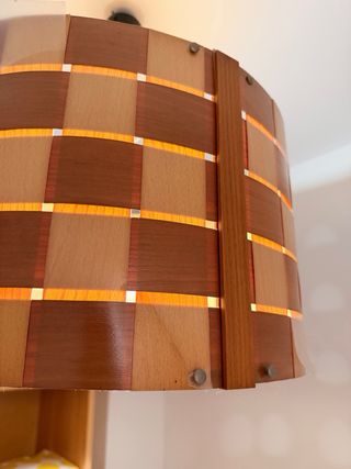 Lámpara de madera tejida
