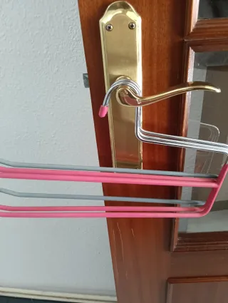 3 Perchas Metálicas (2 Rosas, 1 Gris)