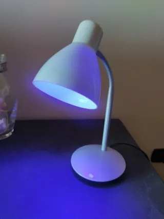 Lampada da tavolo bianca e blu