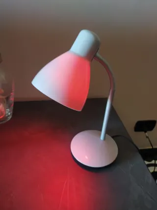 Lampada da tavolo bianca e blu