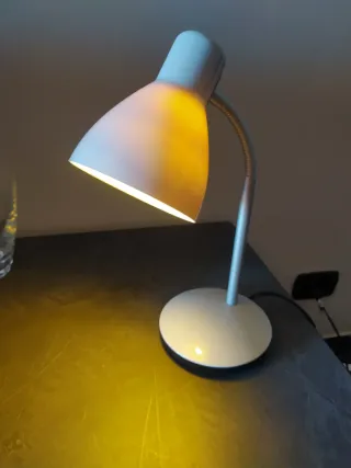 Lampada da tavolo bianca e blu