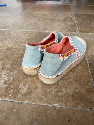Alpargatas azules y rosas