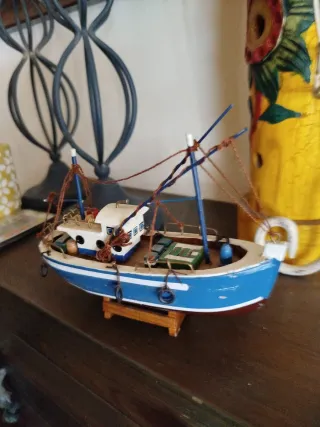 Barco decorativo azul y blanco