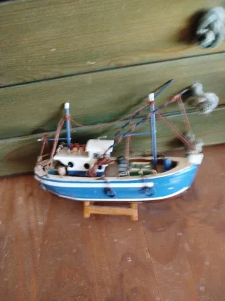 Barco decorativo azul y blanco