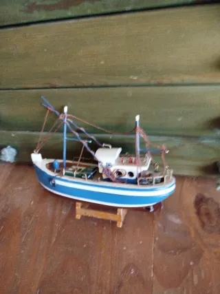 Barco decorativo azul y blanco