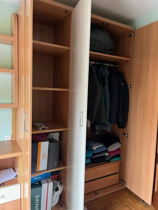 Dormitorio juvenil completo madera clara.