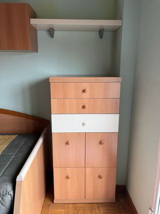 Dormitorio juvenil completo madera clara.