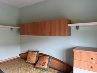 Dormitorio juvenil completo madera clara.