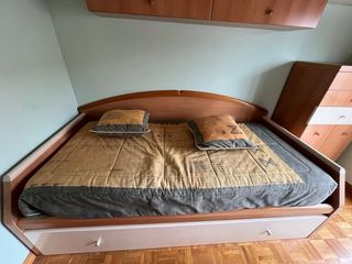 Dormitorio juvenil completo madera clara.