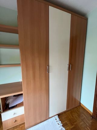 Dormitorio juvenil completo madera clara.