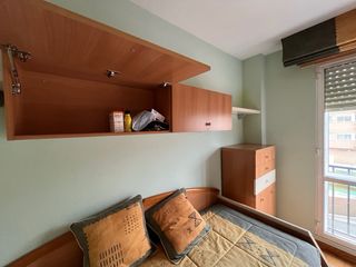 Dormitorio juvenil completo madera clara.