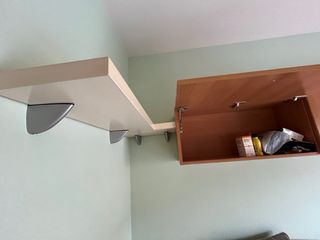 Dormitorio juvenil completo madera clara.