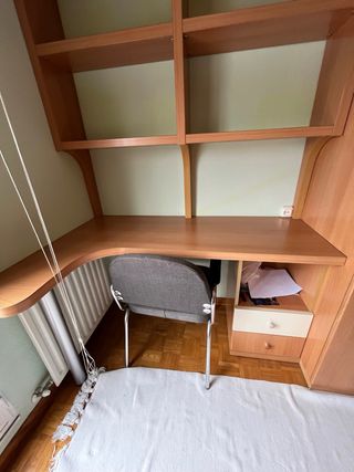 Dormitorio juvenil completo madera clara.