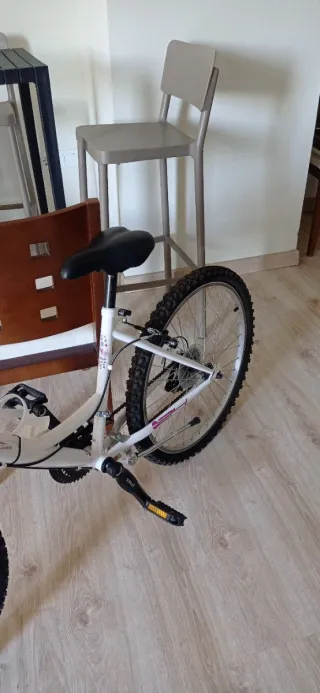 Bicicletta per bambina bianca e rosa