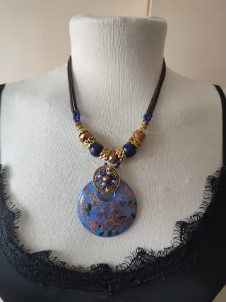 Collar n219 azul con colgante redondo y detalles