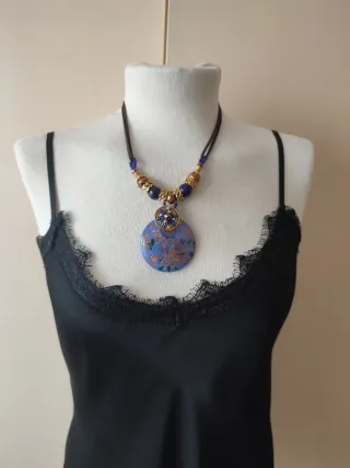 Collar n219 azul con colgante redondo y detalles