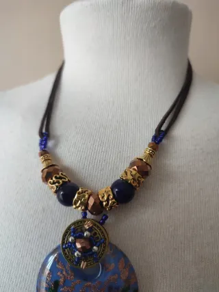 Collar n219 azul con colgante redondo y detalles