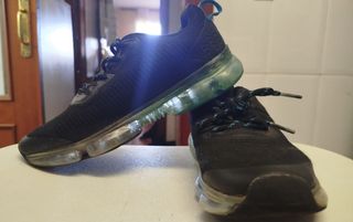 Zapatilla deportiva negra y azul