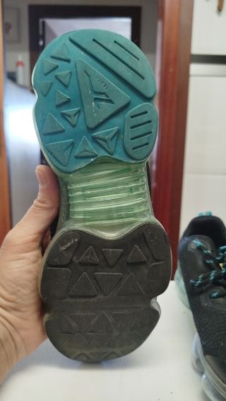 Zapatilla deportiva negra y azul