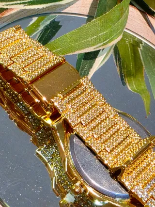 Reloj de Lujo con Pedrería Dorada