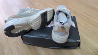 New Balance Bambas Running Doradas y Grises