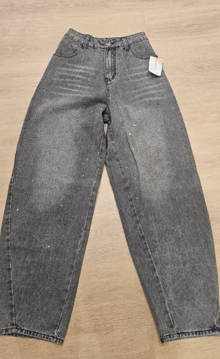 Vaqueros grises pedrería. Talla S. Sin estrenar