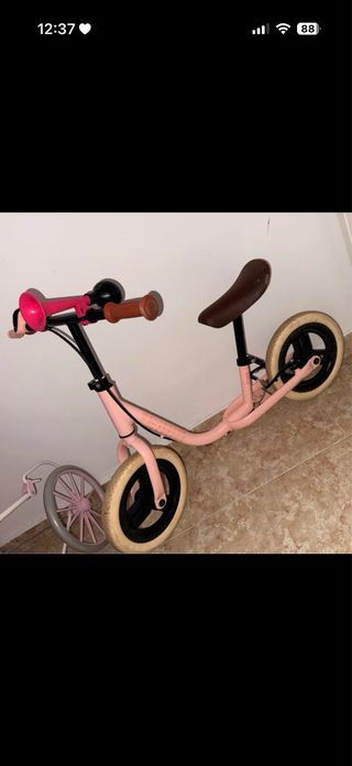 Bicicleta de equilibrio rosa