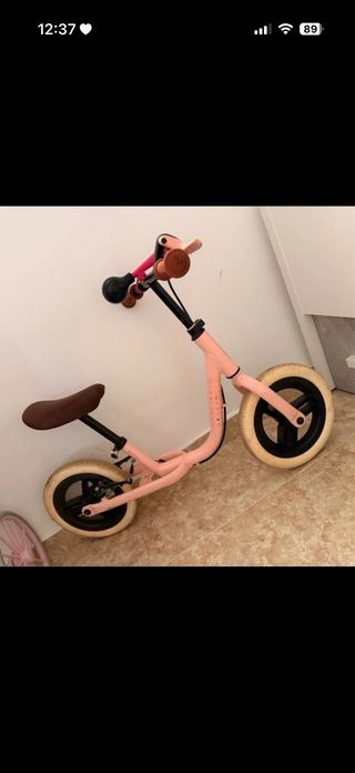 Bicicleta de equilibrio rosa