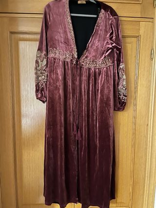 Caftán Terciopelo Negro Bordado Dorado y rosa