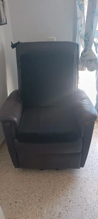 Sillón reclinable de piel negro